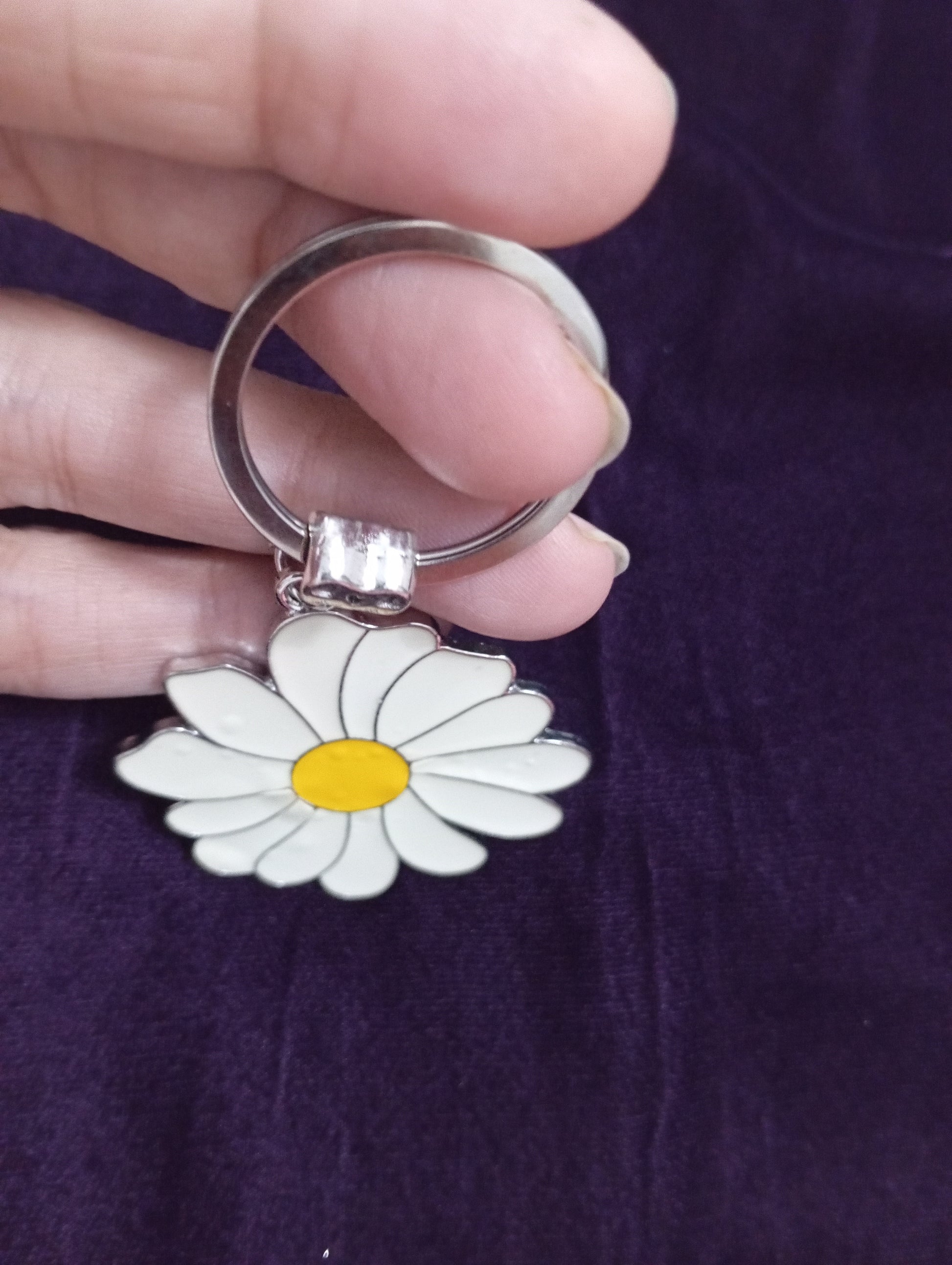 Cute Daisy Keychain, Flower Keychain, Keyring for Women, Car Key Chain Accessories, Novelty Flowers Keyrings, Bag Accessories, Travel Deco, Accessories Gifts for Girls Women (White)