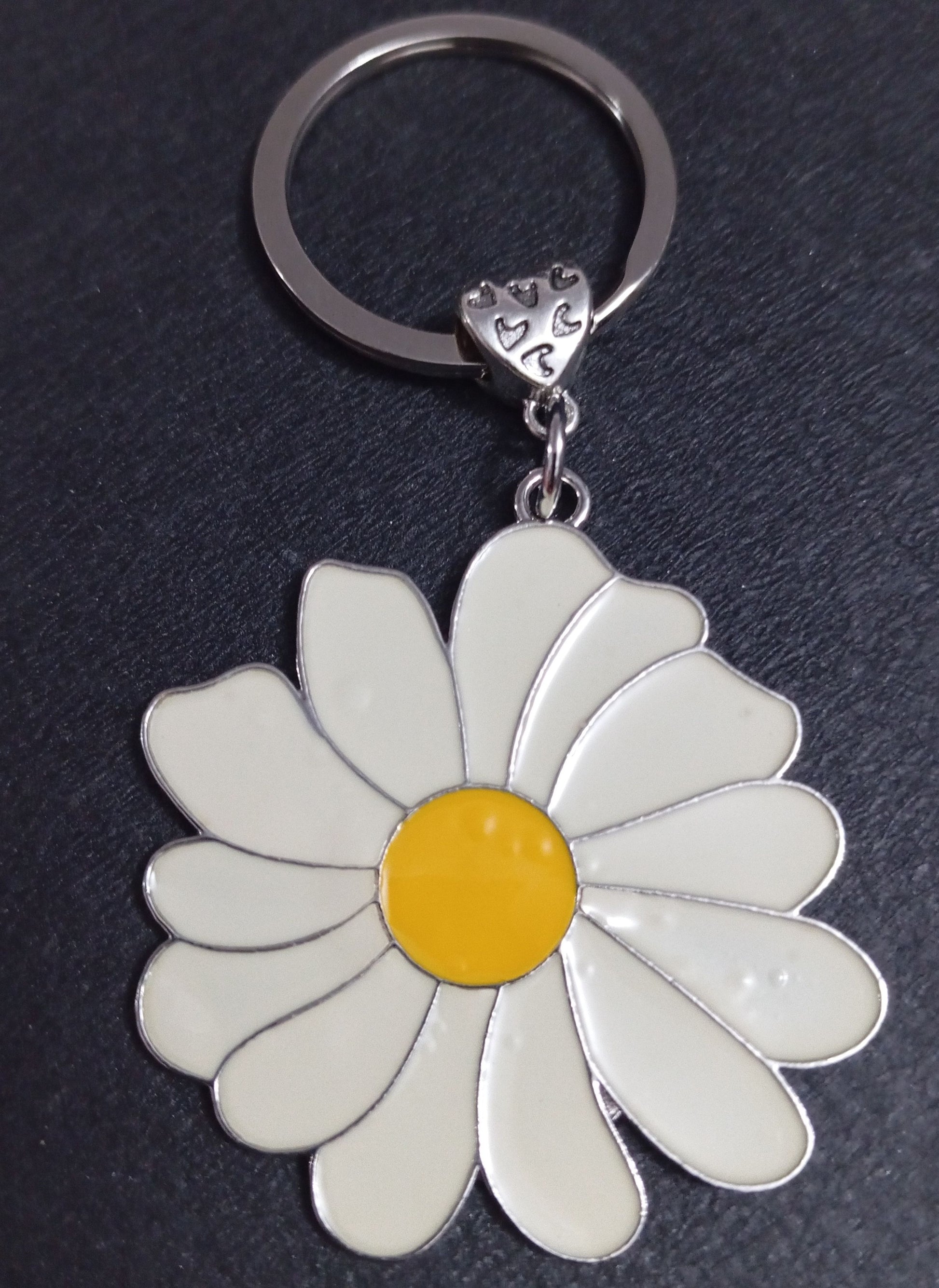 Cute Daisy Keychain, Flower Keychain, Keyring for Women, Car Key Chain Accessories, Novelty Flowers Keyrings, Bag Accessories, Travel Deco, Accessories Gifts for Girls Women (White)