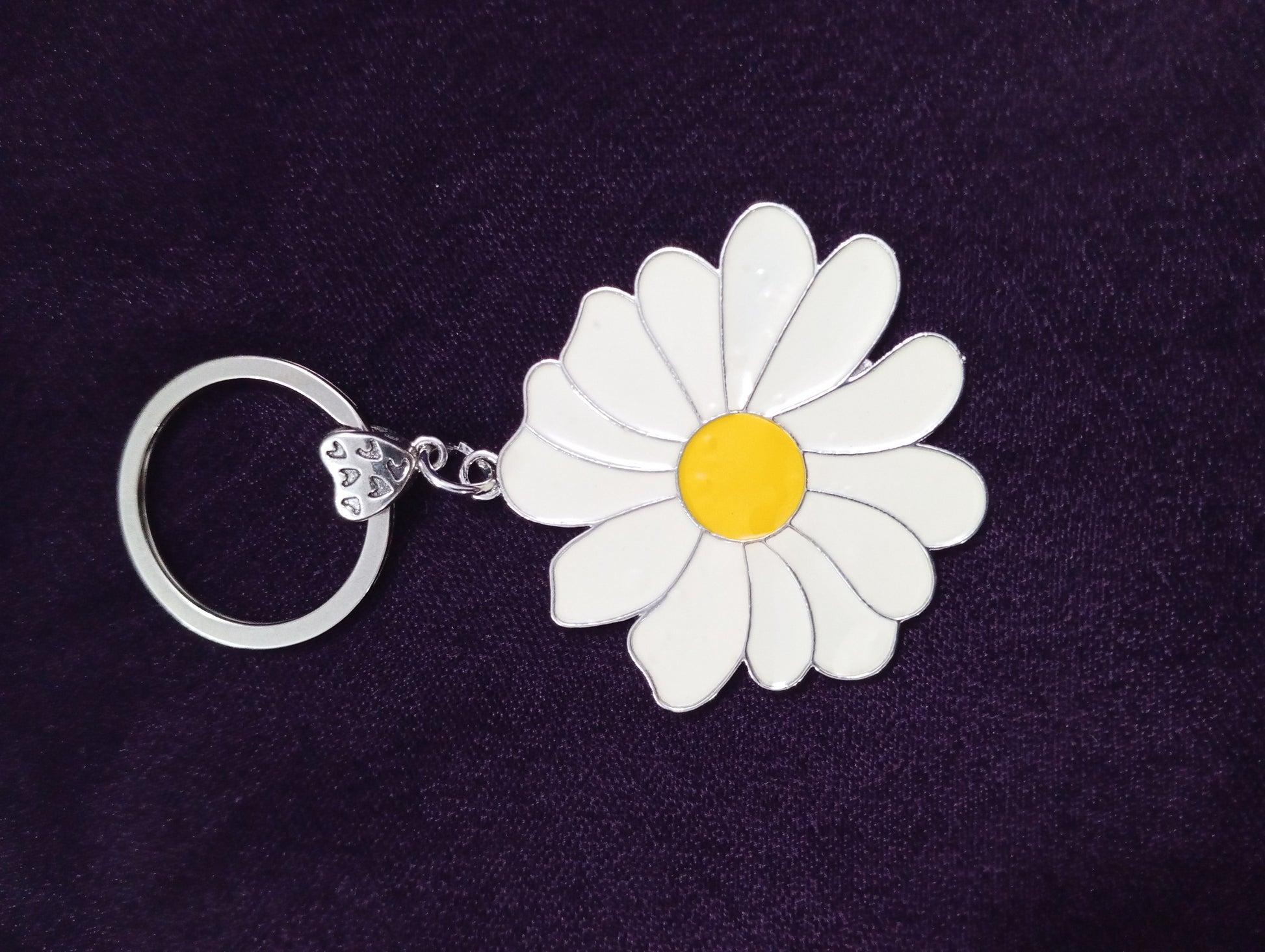 Cute Daisy Keychain, Flower Keychain, Keyring for Women, Car Key Chain Accessories, Novelty Flowers Keyrings, Bag Accessories, Travel Deco, Accessories Gifts for Girls Women (White)