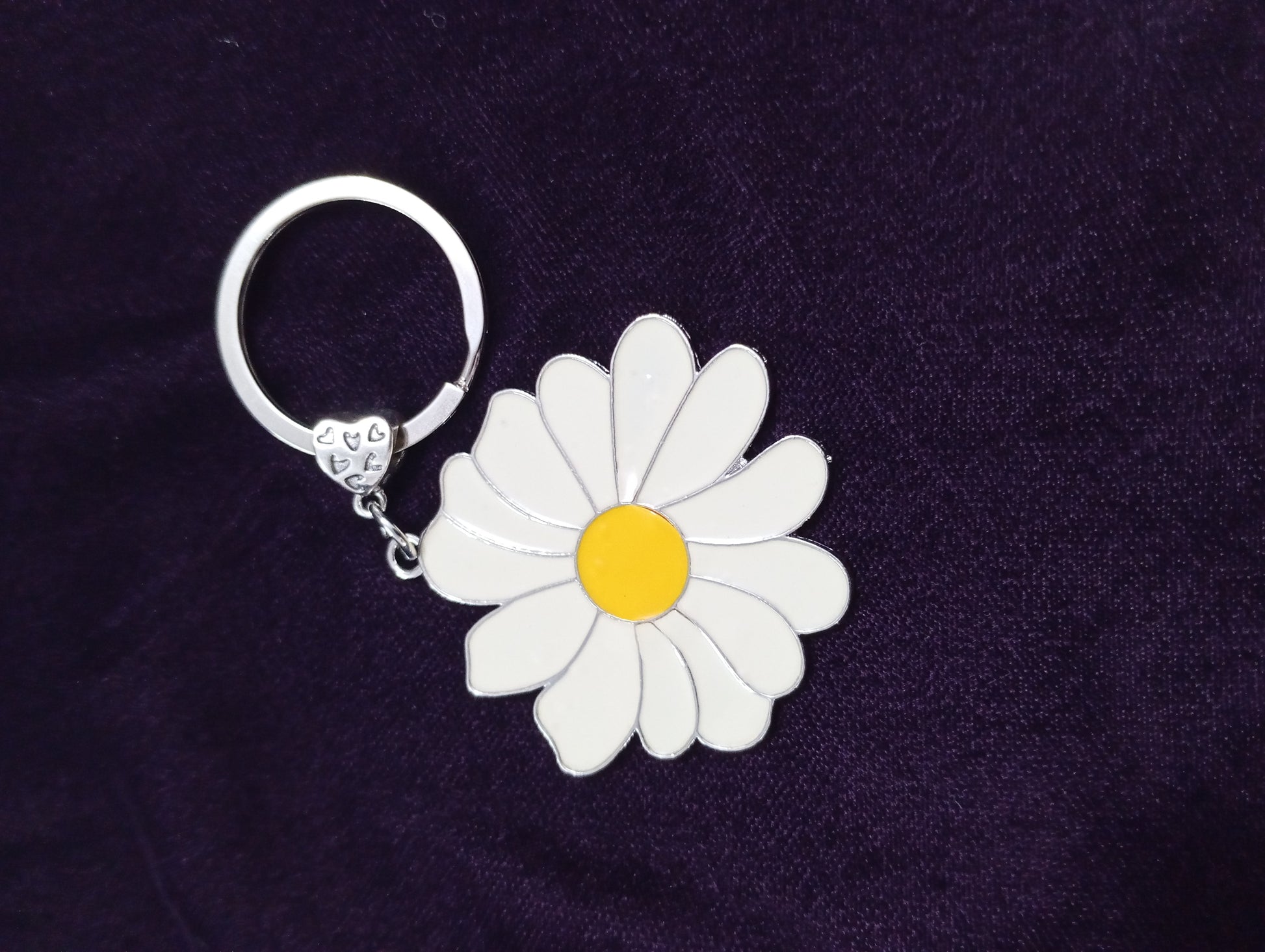 Cute Daisy Keychain, Flower Keychain, Keyring for Women, Car Key Chain Accessories, Novelty Flowers Keyrings, Bag Accessories, Travel Deco, Accessories Gifts for Girls Women (White)