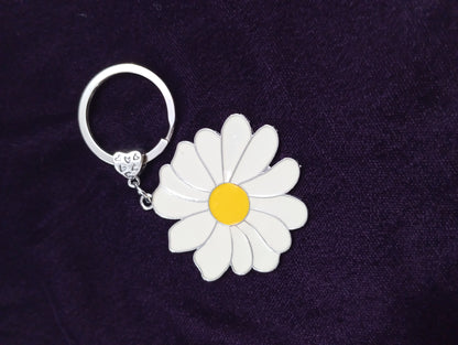 Cute Daisy Keychain, Flower Keychain, Keyring for Women, Car Key Chain Accessories, Novelty Flowers Keyrings, Bag Accessories, Travel Deco, Accessories Gifts for Girls Women (White)